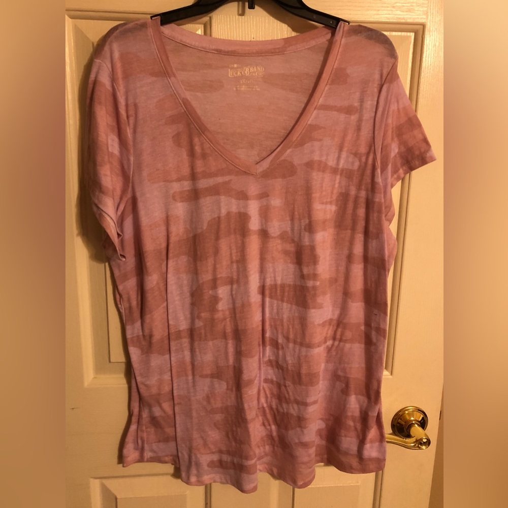 Lucky brand Short sleeve t shirt pink camo type design size 1X preowned cond. - Picture 2 of 6